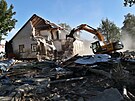 Demolice prvnho domu v Ztoru na Bruntlsku znienho povodn. Dm .p. 107...