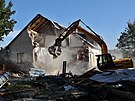Demolice prvnho domu v Ztoru na Bruntlsku znienho povodn. Dm .p. 107...