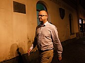 Hejtman Pardubického kraje Martin Netolický (SOCDEM) odchází z volebního �tábu...