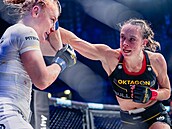 Norská MMA zápasnice Cecílie Bolanderová vstupovala do klece s bílým dresem,...