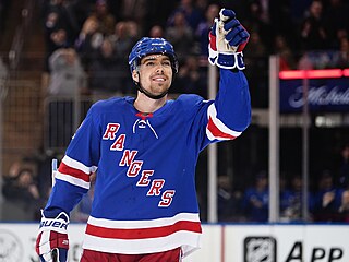 Filip Chytil z New York Rangers se raduje z glu v zpase s Vancouverem.