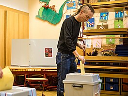 �éf Pirát� Ivan Barto� odvolil  ve �kole na Praze 2. (20. zá�í 2024)