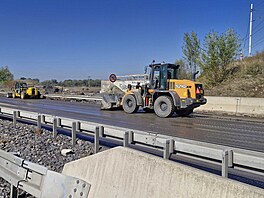 Nejh��e zni�enou �ástí dálnice D1 v Moravskoslezské kraji je úsek na 370....