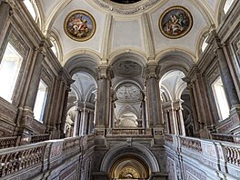 Královský palác na planet Naboo, odkud prchá  a kam se pak vkrádá  princezna...