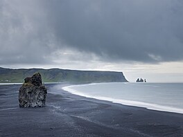 Uvit tomu, e islandská erná plá Reynisfjara leí v úpln jiném svt, není...