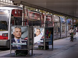 Volební plakáty rakouského kanclé�e Karla Nehammera jsou umíst�ny na tramvajové...