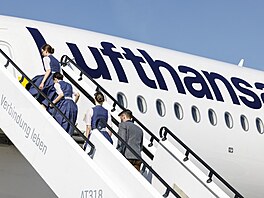 nmecko mnichov lufthansa oktoberfest letuka kostým dirndl