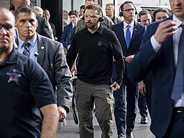 Ukrajinský prezident Volodymyr Zelenskyj nav�tívil armádní muni�ní závod ve...