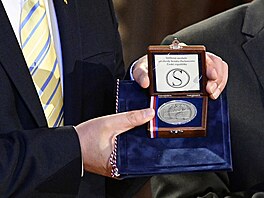 St�íbrná medaile p�edsedy Senátu Parlamentu �eské republiky. (10. srpna 2022)