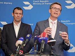 Karel Trpko� a ministr dopravy Martin Kupka na tiskové konferenci k...