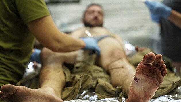 Ukrajinsk� zdravotn�k z brig�dy Azov o�et�uje zran�n�ho voj�ka u m�sta Toreck (24. z��� 2024)