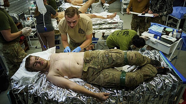 Ukrajinsk� zdravotn�k z brig�dy Azov o�et�uje zran�n�ho voj�ka u m�sta Toreck (24. z��� 2024)