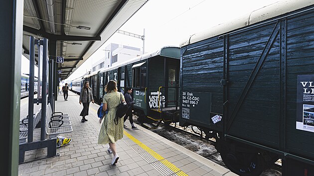 Speci�ln� upraven� vagony s v�stavou Vlak Lemkin dorazily na Moravu v�bec poprv�. Aktu�ln� stoj� na �est�m n�stupi�ti brn�nsk�ho hlavn�ho n�dra��, 1. ��jna se p�esunou do B�eclavi, n�sledn� do Uhersk�ho Hradi�t� a Zl�na.