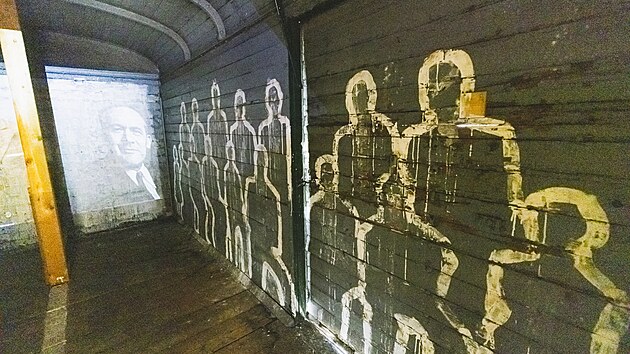 Putovn� v�stava Vlak Lemkin p�ipom�n� tragick� ud�losti 20. stolet� v�etn� stalinsk�ho hladomoru na Ukrajin� a genocidy ve Rwand� v netradi�n�m prost�ed�.