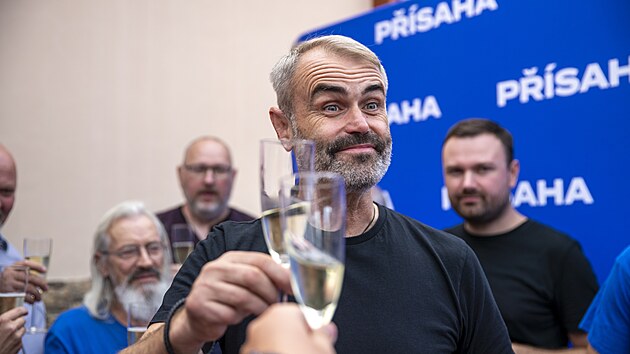 L�dr hnut� P��saha oslavuje v�t�zstv� ve druh�m kole sen�tn�ch voleb na B�eclavsku. (28. 9. 2024)