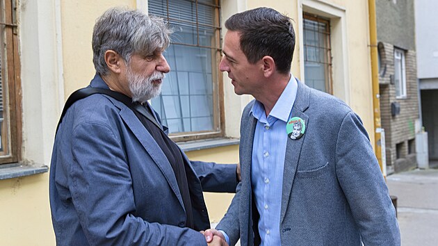 K v�t�zstv� p�i�el B�etislavu Rychl�kovi do volebn�ho �t�bu pogratulovat jihomoravsk� hejtman Jan Grolich.