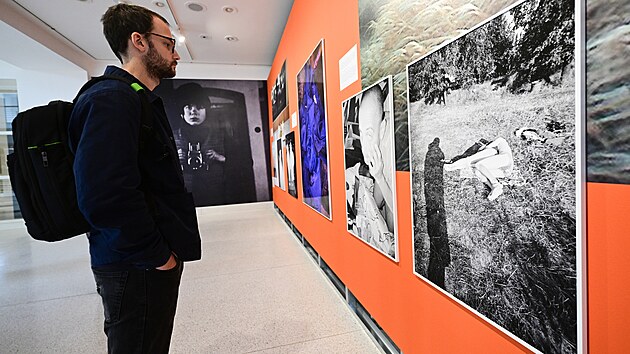 T�m�� 500 fotografiemi mapuje retrospektivn� v�stava ve Veletr�n�m pal�ci N�rodn� galerie Praha (NGP) v�echna d�le�it� obdob� tvorby fotografky Libu�e Jarcovj�kov�. (26. z��� 2024)