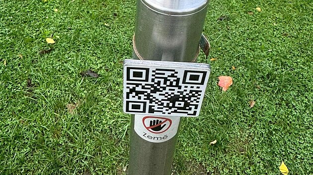 Model planety Zem nkdo ukradl ze sloupu z voln pstupn venkovn expozice planetria v eskch Budjovicch. ( 27. z 2024)