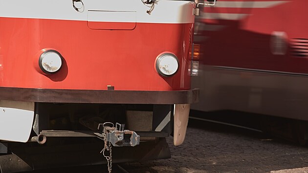 Tramvaj v pražských Dejvicích srazila desetiletou dívku