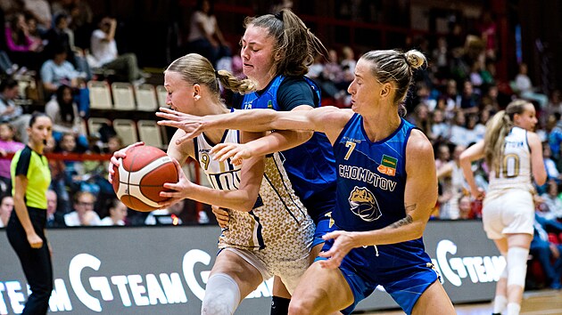 Tereza Pavelcov� z LOH 2028 Chomutov si br�n� m�� p�ed Monikou Fu��kovou a Kate�inou Barto�ovou z Levhartic.