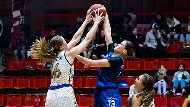 Anastasia Kovtunov� z LOH 2028 Chomutov zablokovala Johanu Sta�kovou z Levhartic.