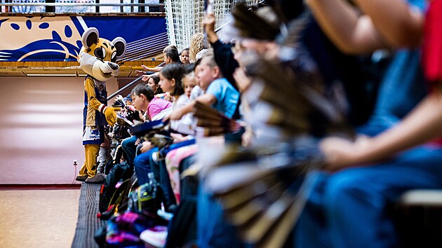 Maskot Levhartic mezi d�tmi.