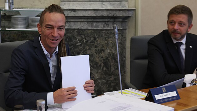 Ivan Barto� dorazil na sch�zi na ��ad vl�dy. Vedle n�j V�t Raku�an. (25. z��� 2024)