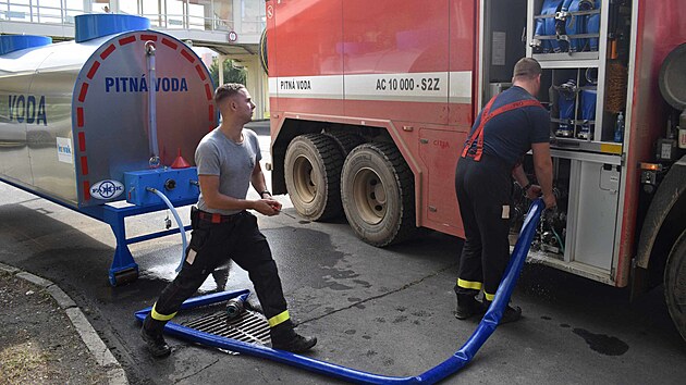 Velk voda postihla i nemocnici v Krnov, zaplavila a poniila sutern vetn psychiatrick ambulance, transfuzn stanice i rozvod elektiny. Nemocnice neperuila provoz, ale stle jede v krizovm reimu s omezenm operac, protoe je dosud bez centrlnch dodvek elektiny i vody.