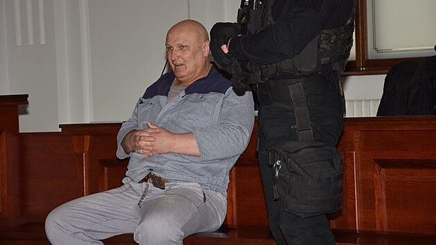 Obnovy zen se u plzeskho krajskho soudu domh na doivot odsouzen tyiaedestilet Josef Kott. V roce 1995 ho spolu s komplicem Michalem Kutlkem poslal soud pravomocn na doivot za tyi vrady, kter spchali v kvtnu 1990 bhem necelch dvou dn. (2. prosince 2021)