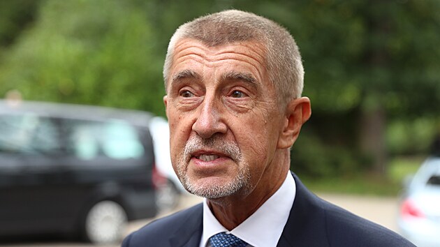 Andrej Babi pijel na oslavu narozenin Miloe Zemana do Hlubok nad Vltavou do hotelu tekl. (28. z 2024)