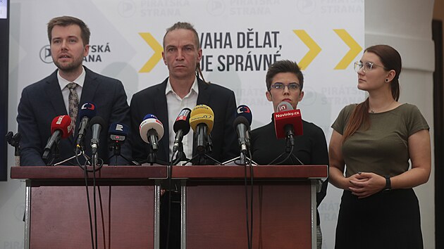 Tiskov� konference Pir�tsk� strany. Zleva ��f poslaneck�ho klubu Pir�t� Jakub Mich�lek, Ivan Barto�, m�stop�edsedkyn� Sn�movny za Pir�ty Olga Richterov� a m�stop�edsedkyn� strany a poslankyn� Kl�ra Kocmanov�. (24. z��� 2024)