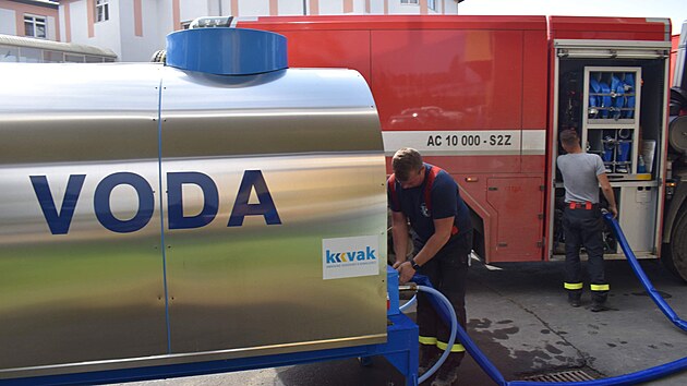 Velk� voda postihla i nemocnici v Krnov�, zaplavila a poni�ila suter�n v�etn� psychiatrick� ambulance, transfuzn� stanice �i rozvod� elekt�iny. Nemocnice nep�eru�ila provoz, ale st�le jede v krizov�m re�imu s omezen�m operac�, proto�e je dosud bez centr�ln�ch dod�vek elekt�iny i vody.
