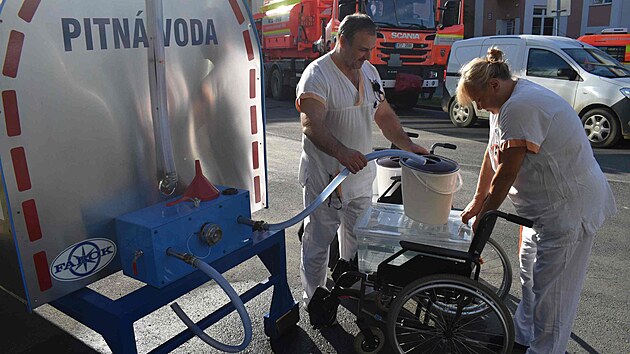 Velk voda postihla i nemocnici v Krnov, zaplavila a poniila sutern vetn psychiatrick ambulance, transfuzn stanice i rozvod elektiny. Nemocnice neperuila provoz, ale stle jede v krizovm reimu s omezenm operac, protoe je dosud bez centrlnch dodvek elektiny i vody.