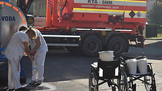Velk� voda postihla i nemocnici v Krnov�, zaplavila a poni�ila suter�n v�etn� psychiatrick� ambulance, transfuzn� stanice �i rozvod� elekt�iny. Nemocnice nep�eru�ila provoz, ale st�le jede v krizov�m re�imu s omezen�m operac�, proto�e je dosud bez centr�ln�ch dod�vek elekt�iny i vody.