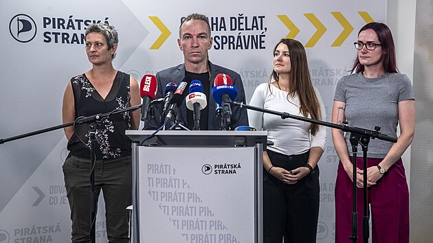 P�edseda Ivan Barto� v reakci na v�sledky ozn�mil, �e p�edsednictvo strany d�v� funkce k dispozici a svolal mimo��dn� sjezd Pir�t�. (21. z��� 2024)