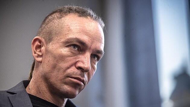 P�edseda Pir�tsk� strany Ivan Barto� bezprost�edn� po se�ten�  hlas� do krajsk�ch a sen�tn�ch voleb. (21. z��� 2024)