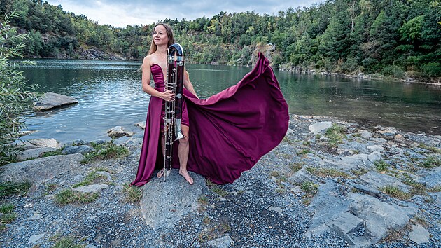 Kontrafagotistka Petra Mal. Jej nstroj m dlku pt metr a vyrb jej jen pr firem na svt.