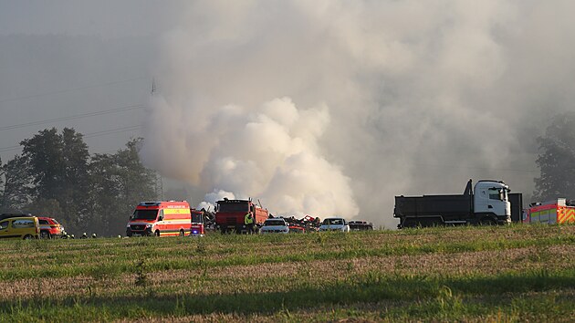 Ob hromada vc zniench povodn vzplla na u Ztoru na Bruntlsku. Hasii s n bojovali vce ne trnct hodin. Hoc skldku musela postupn rozhrabvat tk technika, teprve potom se podailo ohe lokalizovat. V kraji jsou destky podobnch provizornch skldek.