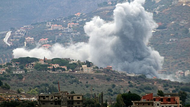 Kou� stoup� z jiholibanonsk� vesnice Kfar Kila uprost�ed pokra�uj�c�ch p�eshrani�n�ch boj� mezi Hizball�hem a izraelsk�mi silami. (20. z��� 2024)