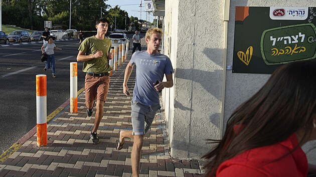 Izraelci ve m�st� Naharija sp�chaj� do krytu, kdy� sir�na varuje p�ed raketami vyp�len�mi z Libanonu. (19. z��� 2024)