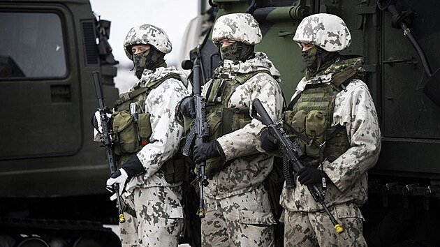 Fin�tí vojáci b�hem vojenského cvi�ení The Nordic Response 24 v Akaslompolu (9....