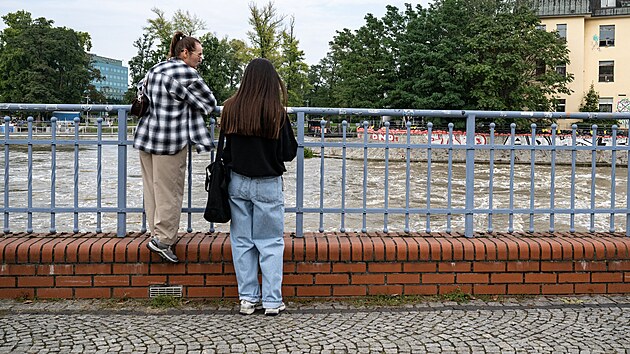 Lid� sleduj� rozvodn�nou �eku Odru v polsk� Vratislavi. (19. z��� 2024)