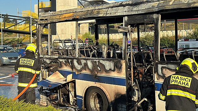 V ulici Chlumeck v Praze hasii zasahuj u poru autobusu. (20. z 2024)