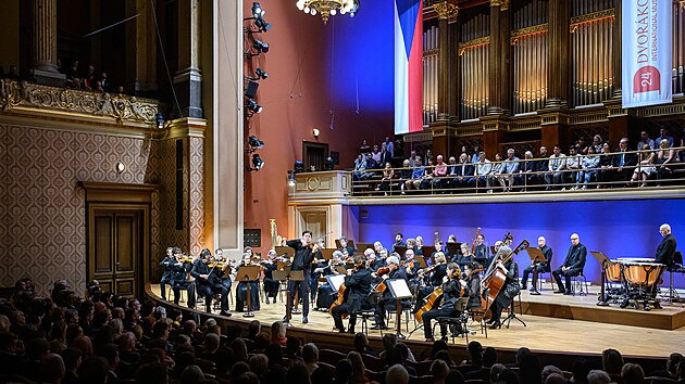 Houslista Joshua Bell a Akademie sv. Martina v pol�ch na koncert� Dvo��kovy Prahy v Rudolfinu