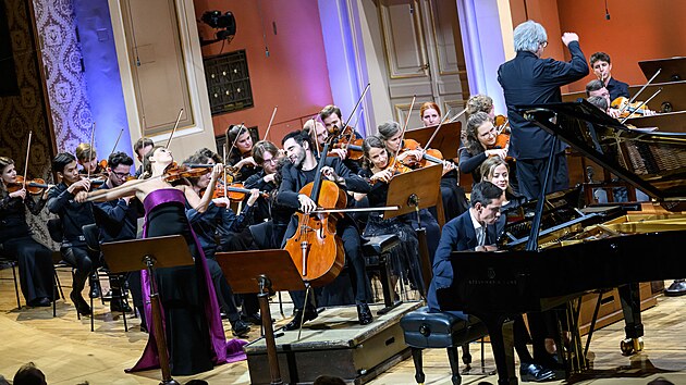 Houslistka Alexandra Conunova, cellista Pablo Ferr�ndez, klav�rista Dmitrij �i�kin, dirigent Ingo Metzmacher a �esk� studentsk� filharmonie na koncert� Dvo��kovy Prahy