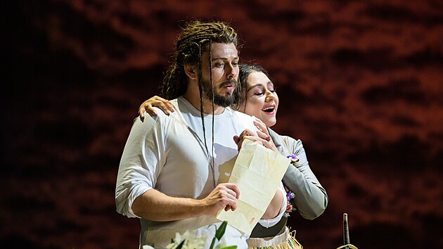Denys Pivnickij (Otello) a Olga Busuiocov� (Desdemona) v inscenaci Verdiho Otella v pra�sk� St�tn� ope�e