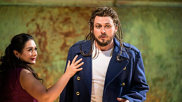 Denys Pivnickij (Otello) a Olga Busuiocov� (Desdemona) v inscenaci Verdiho Otella v pra�sk� St�tn� ope�e