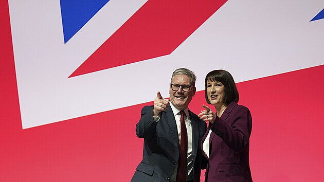 Ministryn� financ� Rachel Reevesov� na konferenci Labouristick� strany v Liverpoolu. Na sn�mku s premi�rem Keirem Starmerem (23. z��� 2024)