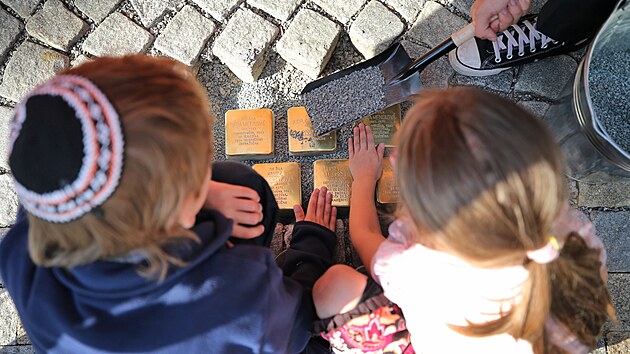 Sedm kamenů zmizelých bylo zasazeno do dlažby u humpoleckého kina, kde stával dům, ve kterém žily rodiny těch, jejichž životy přerval holokaust.