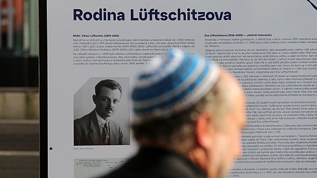 Kameny nesou jména Věry a Otta Metzlových, Anny Mendlové a čtyř příslušníků rodiny Lüftschitzů.